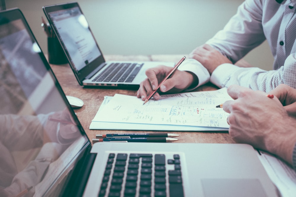 Análise de recebíveis e gestão financeira sobre a mesa de trabalho
